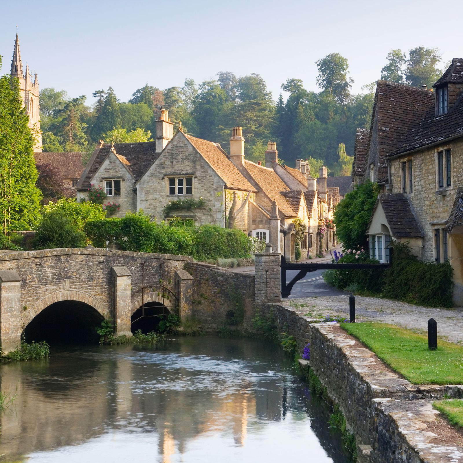 The Prettiest Cotswolds Villages for Cozy Pubs and Meandering Walks
