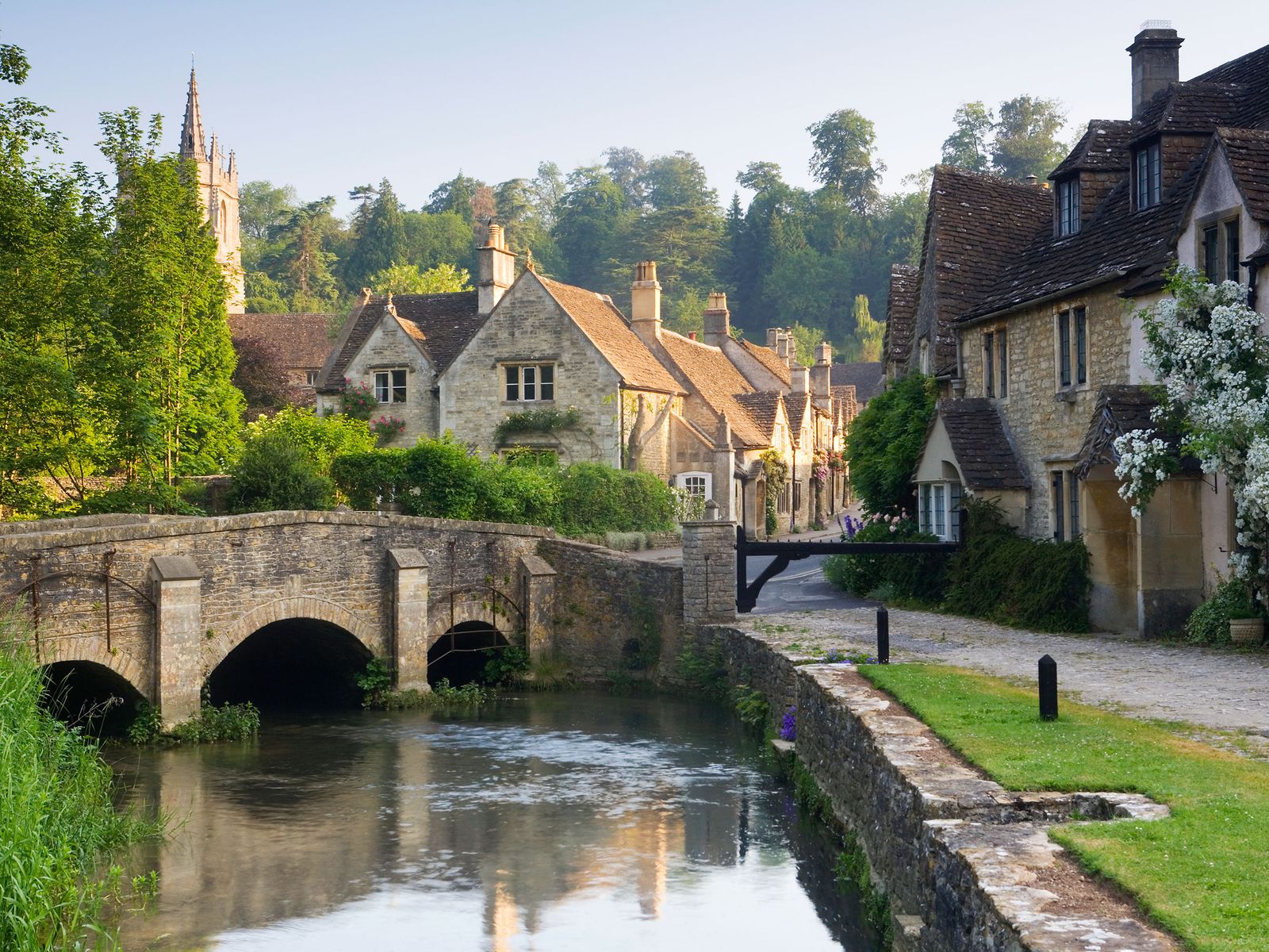 The Prettiest Cotswolds Villages for Cozy Pubs and Meandering Walks